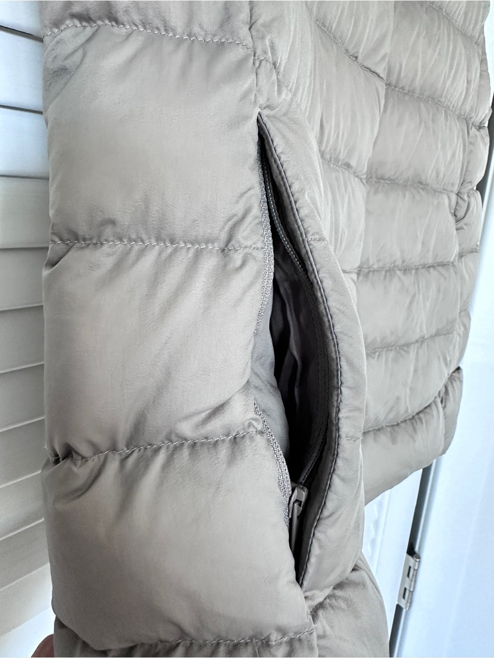 Uniqlo Women's Quilted Ultra Light Down Vest size S - Picture 4 of 15